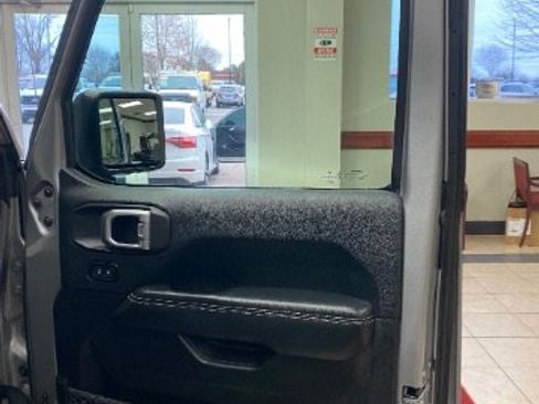 Used 2018 Jeep Wrangler Unlimited Sahara image 16