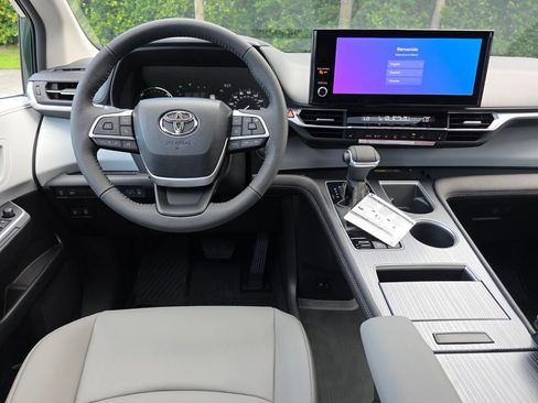 New 2026 Toyota Sienna XLE FWD image 7