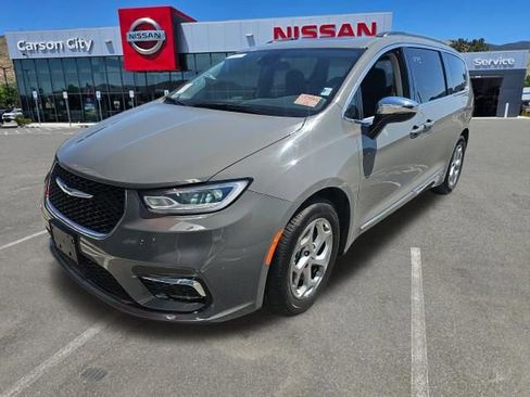 Used 2023 Chrysler Pacifica Limited FWD image 3