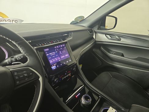 Certified 2025 Jeep Grand Cherokee Altitude image 25