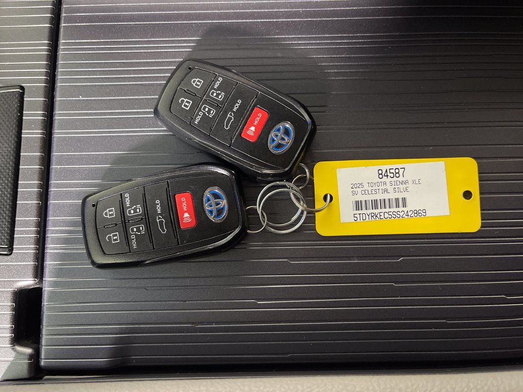 Certified 2025 Toyota Sienna XLE FWD image 24
