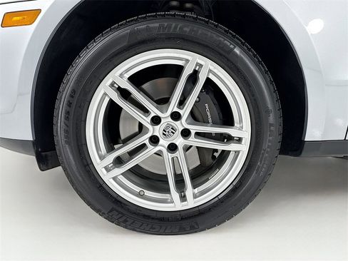Certified 2025 Porsche Macan image 11