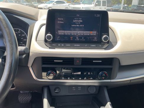 Used 2025 Nissan Rogue SV FWD image 16
