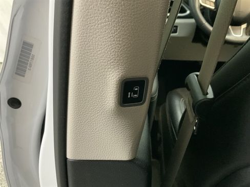 Used 2024 Chrysler Pacifica Touring-L FWD image 19