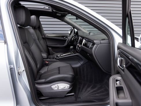 Certified 2026 Porsche Macan Base image 32