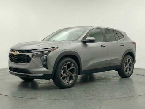 Used 2025 Chevrolet Trax LT w/ LT Convenience Package image 3