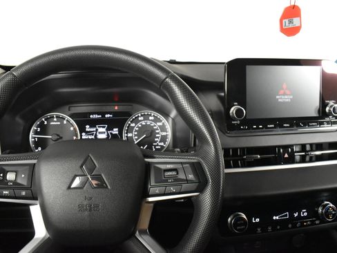 Used 2024 Mitsubishi Outlander ES image 16