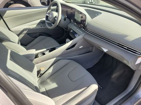 Certified 2025 Hyundai Elantra SEL FWD image 15