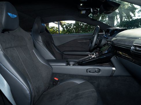 Used 2025 Aston Martin V8 Vantage Coupe image 21