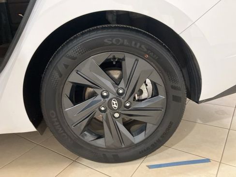 Used 2022 Hyundai Elantra Blue image 26