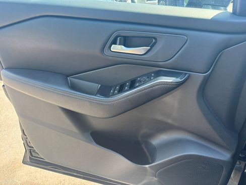 Used 2025 Nissan Rogue SV FWD image 18