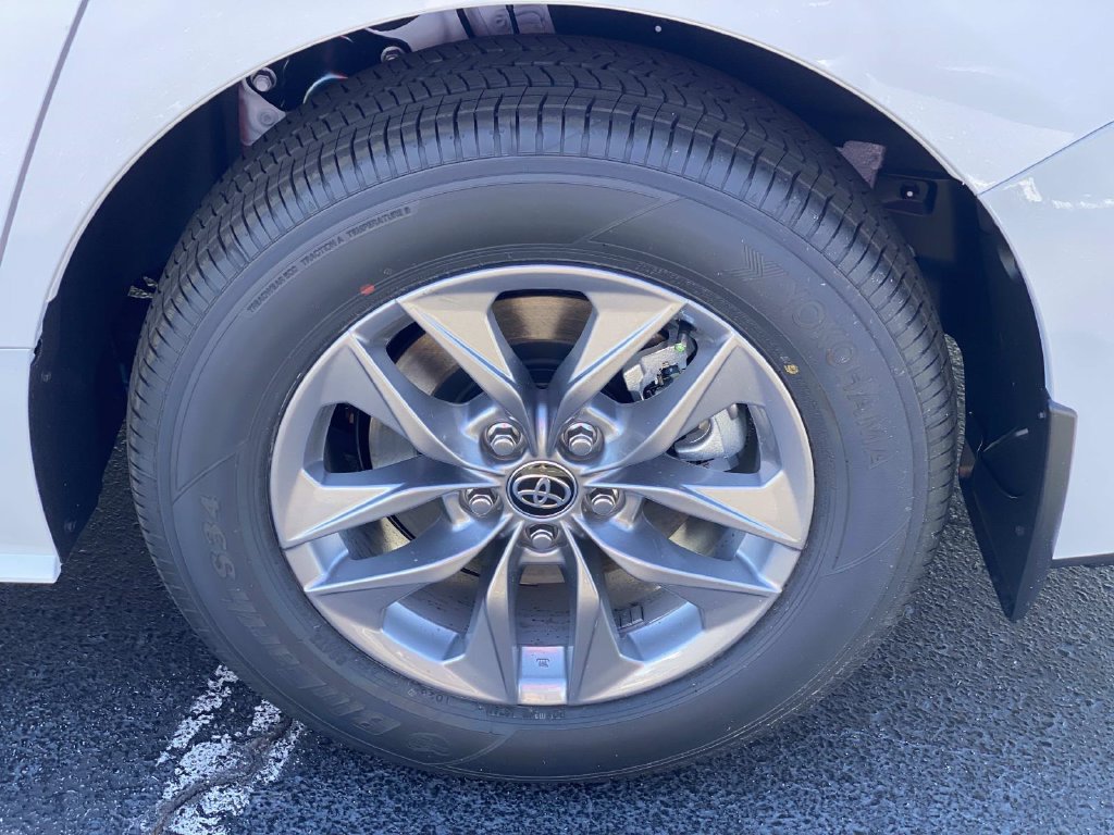 New 2026 Toyota Sienna LE FWD image 8