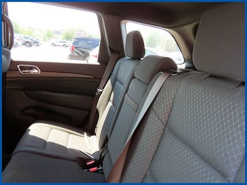 Used 2019 Jeep Grand Cherokee Laredo w/ Security & Convenience Group AWD/4WD image 9