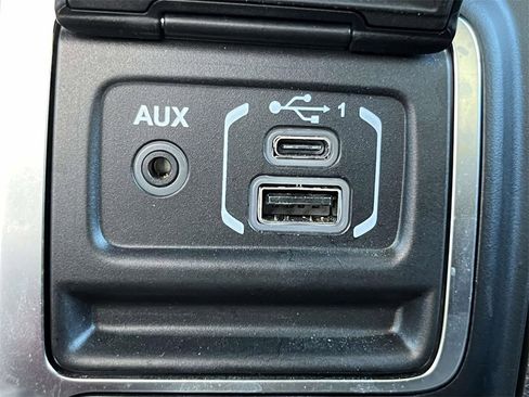 Used 2020 Jeep Wrangler Unlimited Sahara image 27