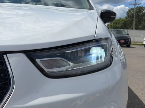 Used 2024 Chrysler Pacifica Touring-L FWD image 18