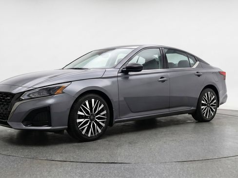 Used 2025 Nissan Altima 2.5 SV FWD image 3