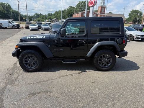Used 2025 Jeep Wrangler Sport AWD/4WD image 5