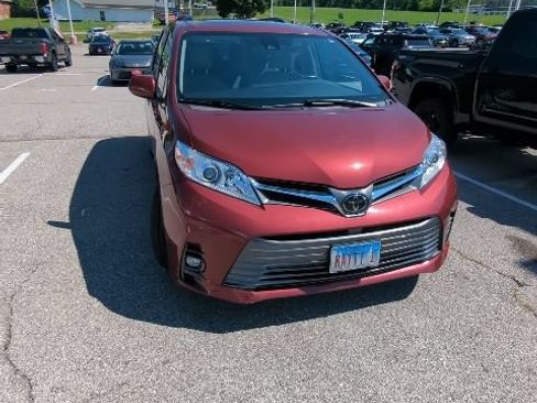 Used 2018 Toyota Sienna XLE w/ XLE Navigation Package FWD image 6