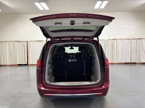Used 2019 Chrysler Pacifica Touring-L FWD image 9