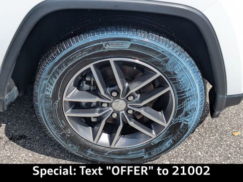 Used 2018 Jeep Grand Cherokee Limited image 10