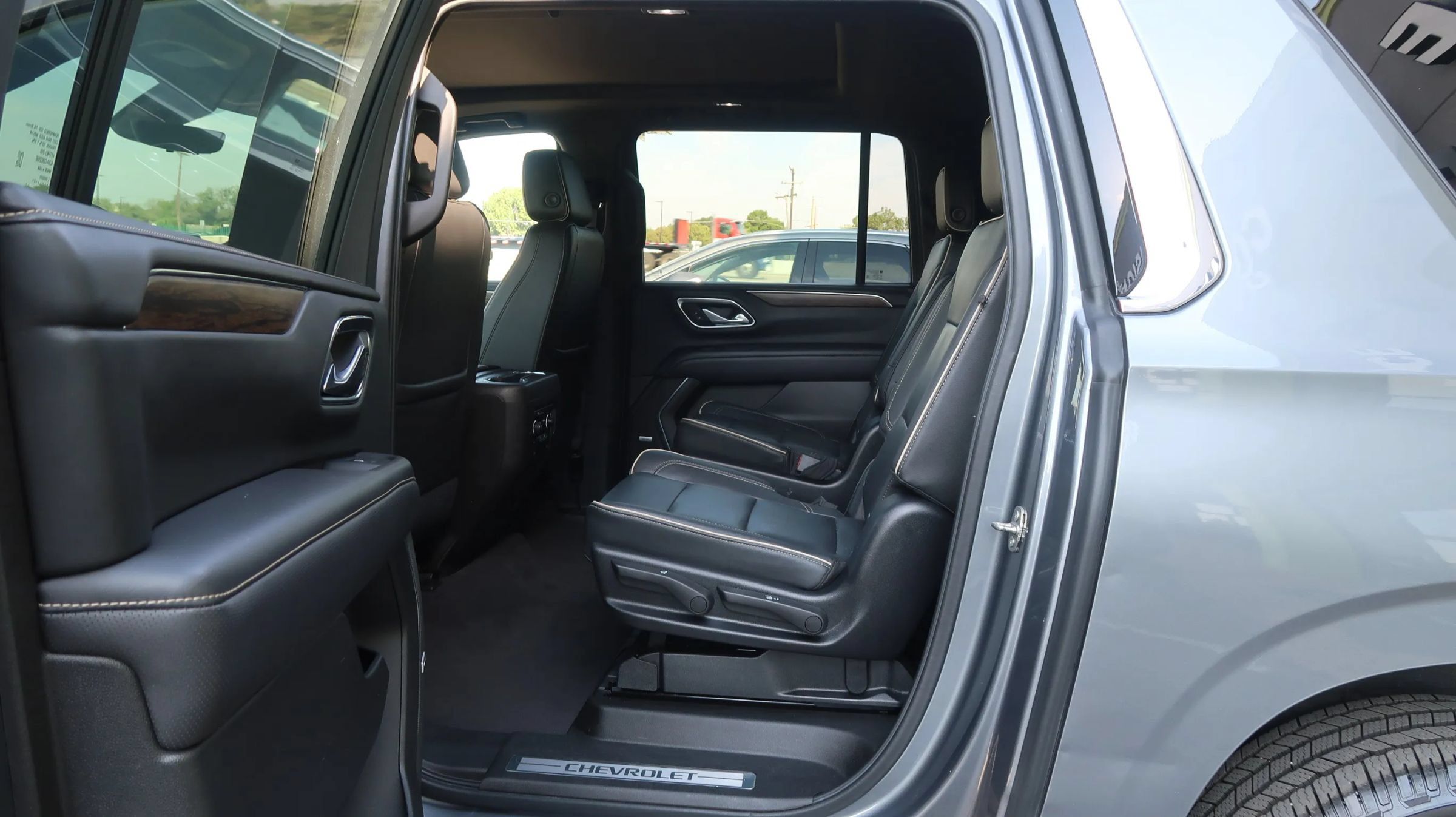 Used 2021 Chevrolet Suburban Premier w/ Premium Package RWD image 17