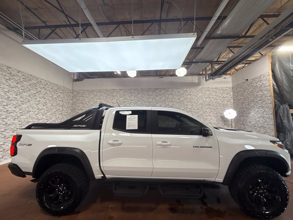 Used 2025 Chevrolet Colorado ZR2 w/ Midnight Edition AWD/4WD image 8
