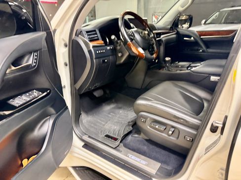 Used 2016 Lexus LX 570 4WD w/ Luxury Package image 16