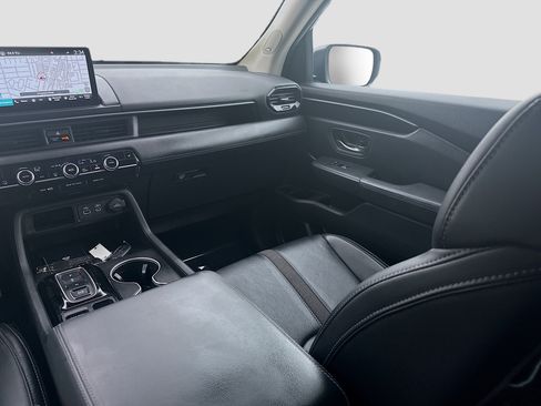 Certified 2025 Honda Pilot Touring image 22
