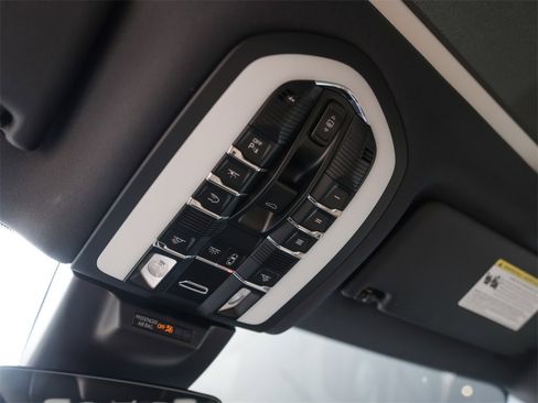 Used 2025 Porsche Macan image 29