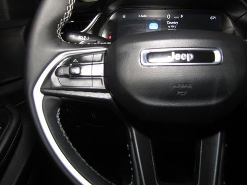 Used 2025 Jeep Grand Cherokee Altitude AWD/4WD image 5
