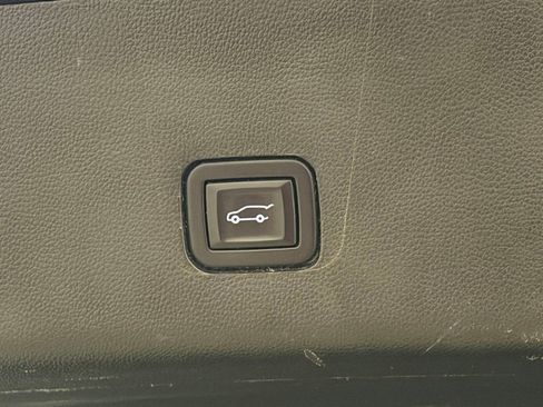 Used 2021 Chevrolet Traverse RS image 17