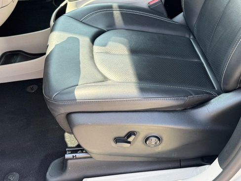 Used 2024 Chrysler Pacifica Touring-L FWD image 25