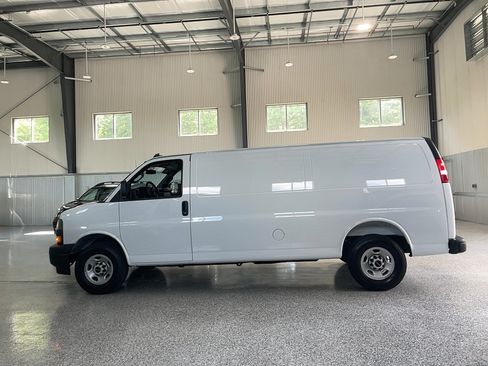 Used 2025 GMC Savana 3500 Extended RWD image 4