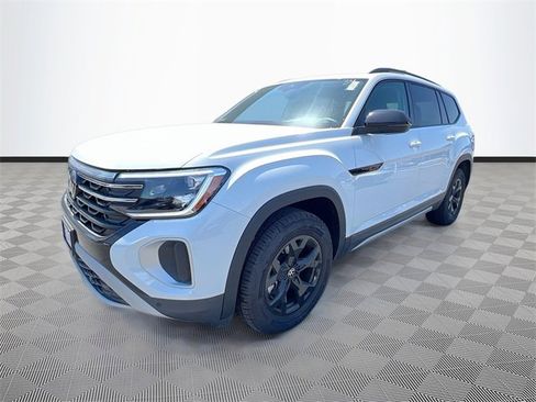 New 2024 Volkswagen Atlas Peak Edition SE image 3