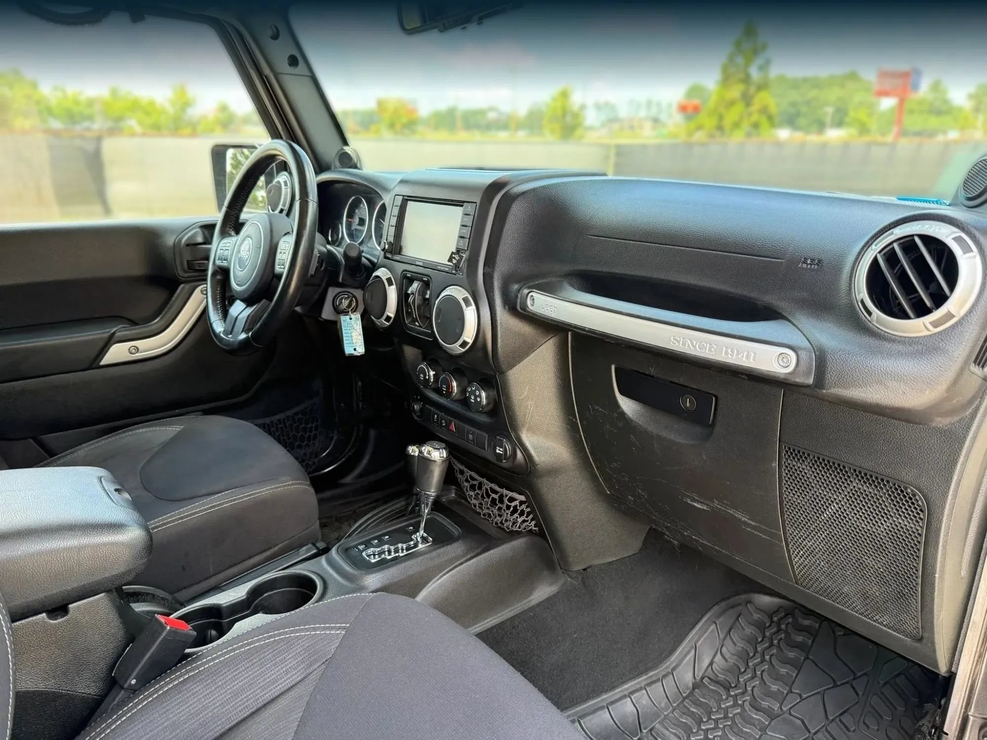 Used 2014 Jeep Wrangler Unlimited Sahara w/ Connectivity Group AWD/4WD image 19
