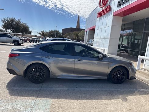 Used 2025 Toyota Camry SE w/ Convenience Package image 3