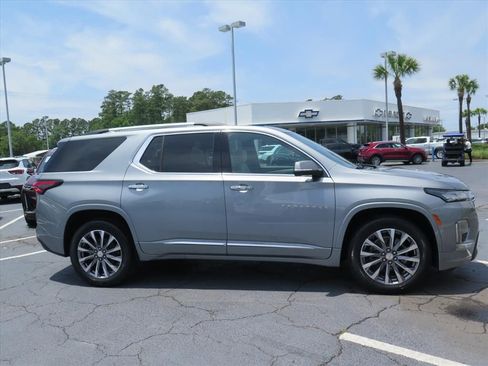 Used 2023 Chevrolet Traverse Premier FWD image 2