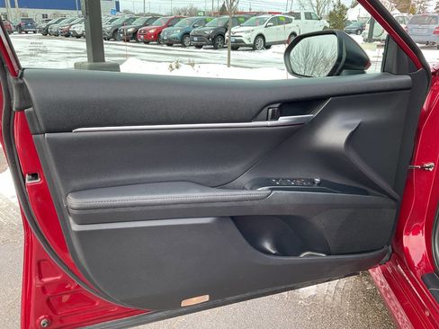 Used 2020 Toyota Camry XLE image 26