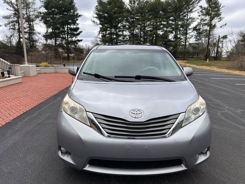 Used 2013 Toyota Sienna XLE image 3