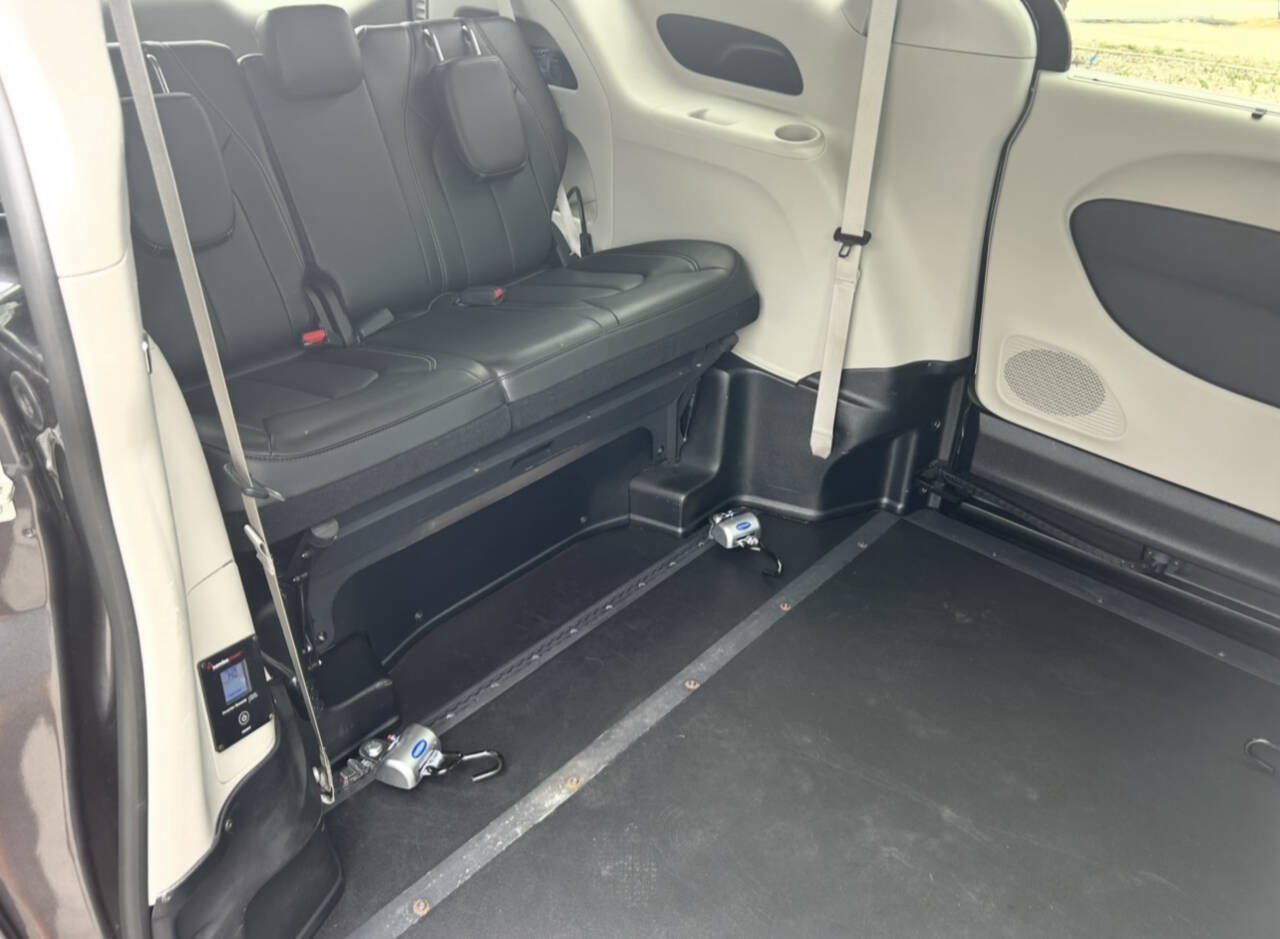 Used 2024 Chrysler Pacifica Touring-L FWD image 6