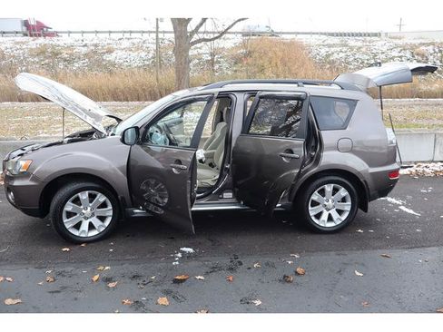 Used 2011 Mitsubishi Outlander SE image 17