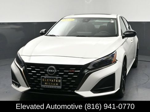 Used 2023 Nissan Altima 2.5 SR w/ SR Premium Package image 3