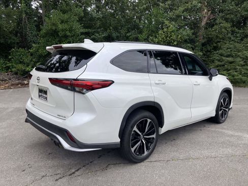 Used 2021 Toyota Highlander XSE AWD/4WD image 3