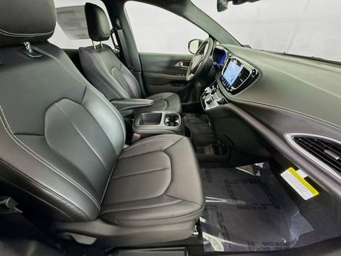 New 2026 Chrysler Pacifica Select image 26