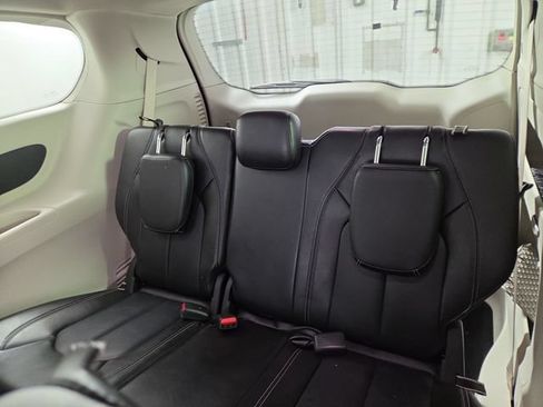 Used 2024 Chrysler Pacifica Touring-L FWD image 16