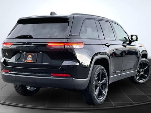 Used 2023 Jeep Grand Cherokee Altitude AWD/4WD image 23