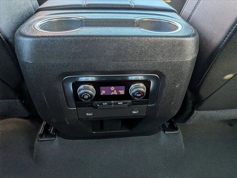 Used 2023 GMC Yukon XL SLT image 17