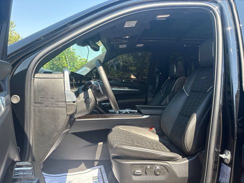 Used 2025 Cadillac Escalade ESV Sport Platinum w/ LPO, ONYX Package AWD/4WD image 11