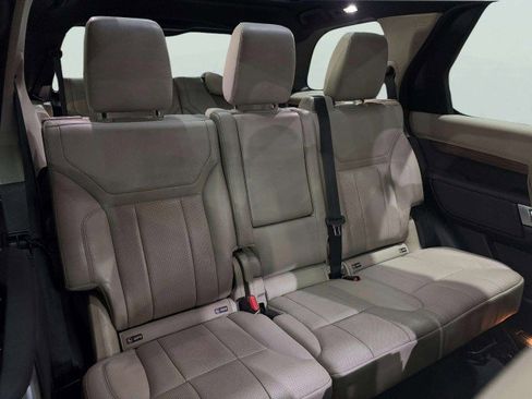 Used 2017 Land Rover Discovery HSE image 48