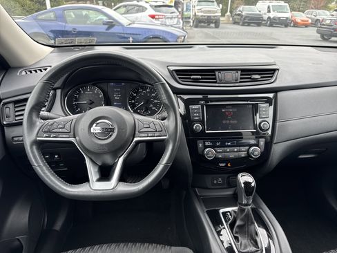 Used 2018 Nissan Rogue SV image 2